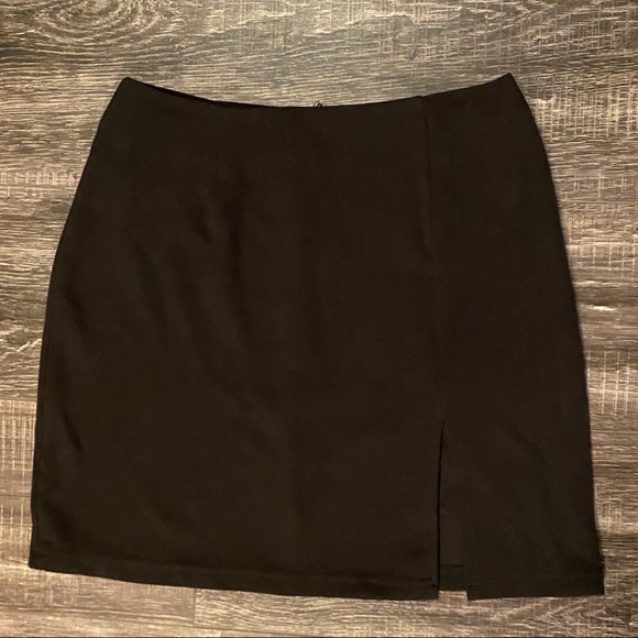 🛍2/$20: SHEIN Black Slit Mini-Skirt - Picture 3 of 6